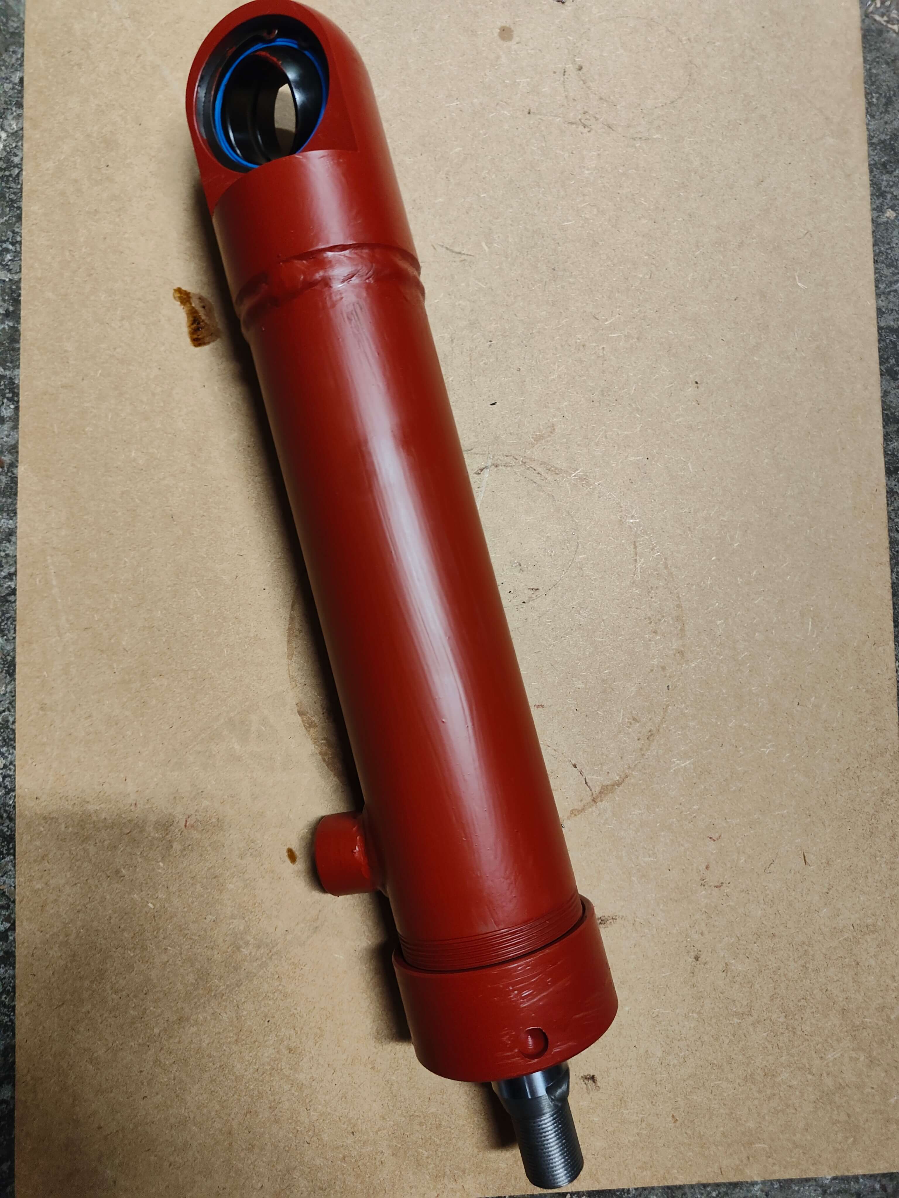 Czerwony siłownik wspomagania do koparki Ostrówek