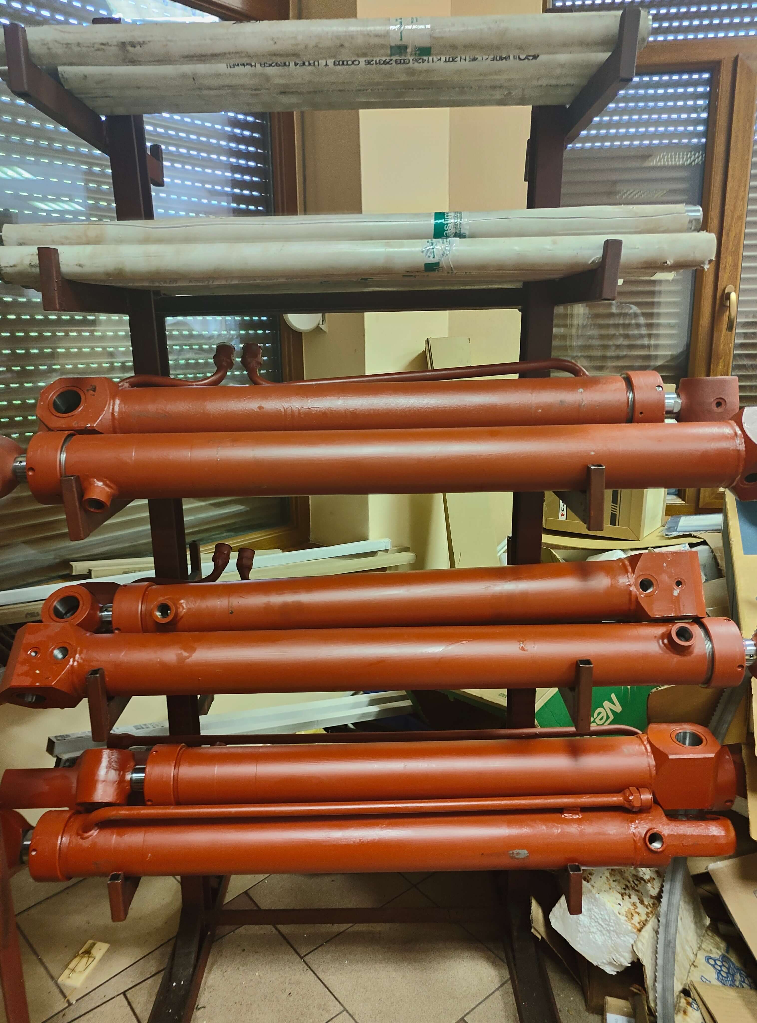 Gotowe siłowniki hydrauliczne do maszyn budowlanych