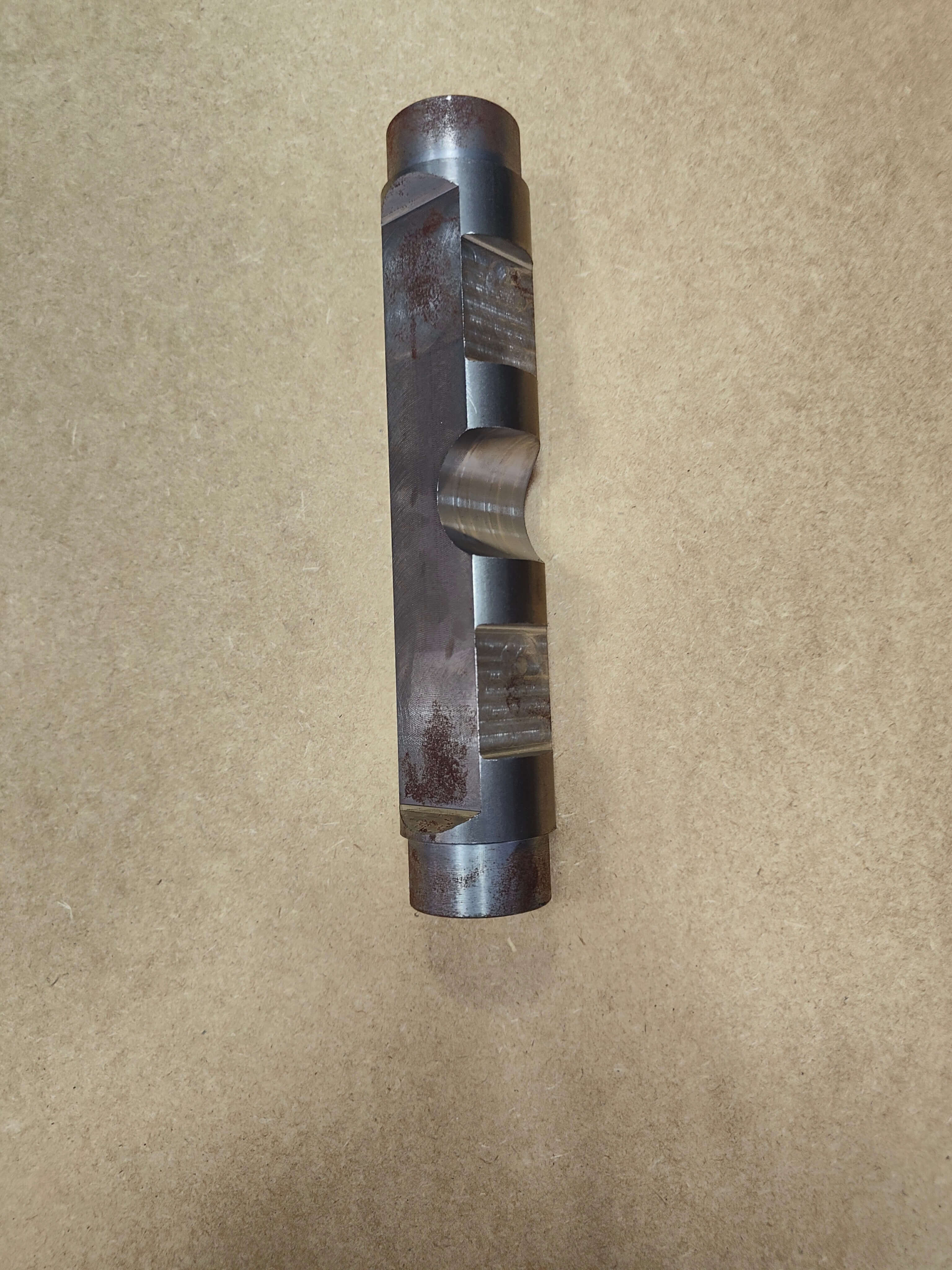 Specjalistyczny sworzeń frezowany do maszyny budowlanej