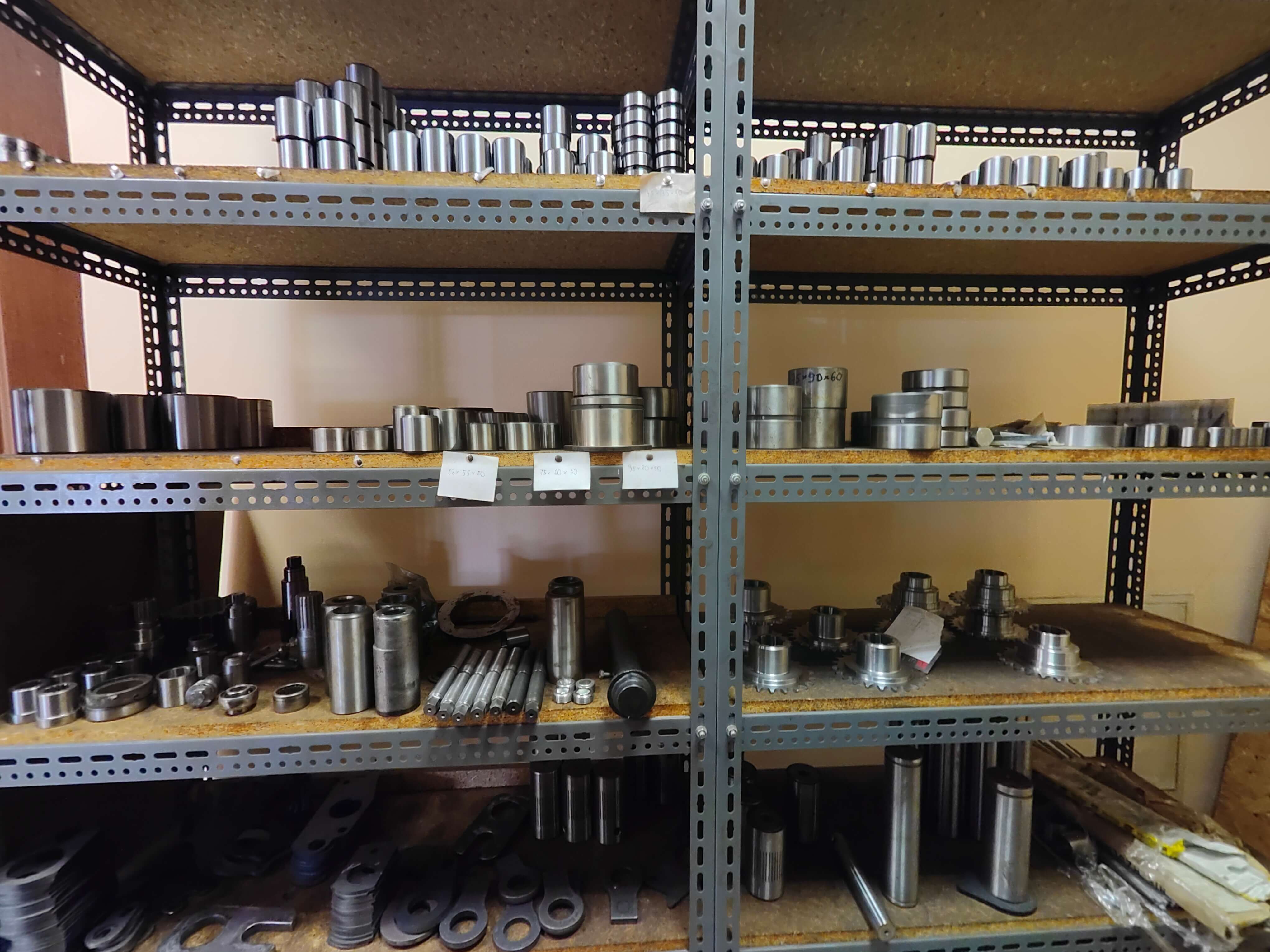 Regał z tulejami stalowymi różnego typu