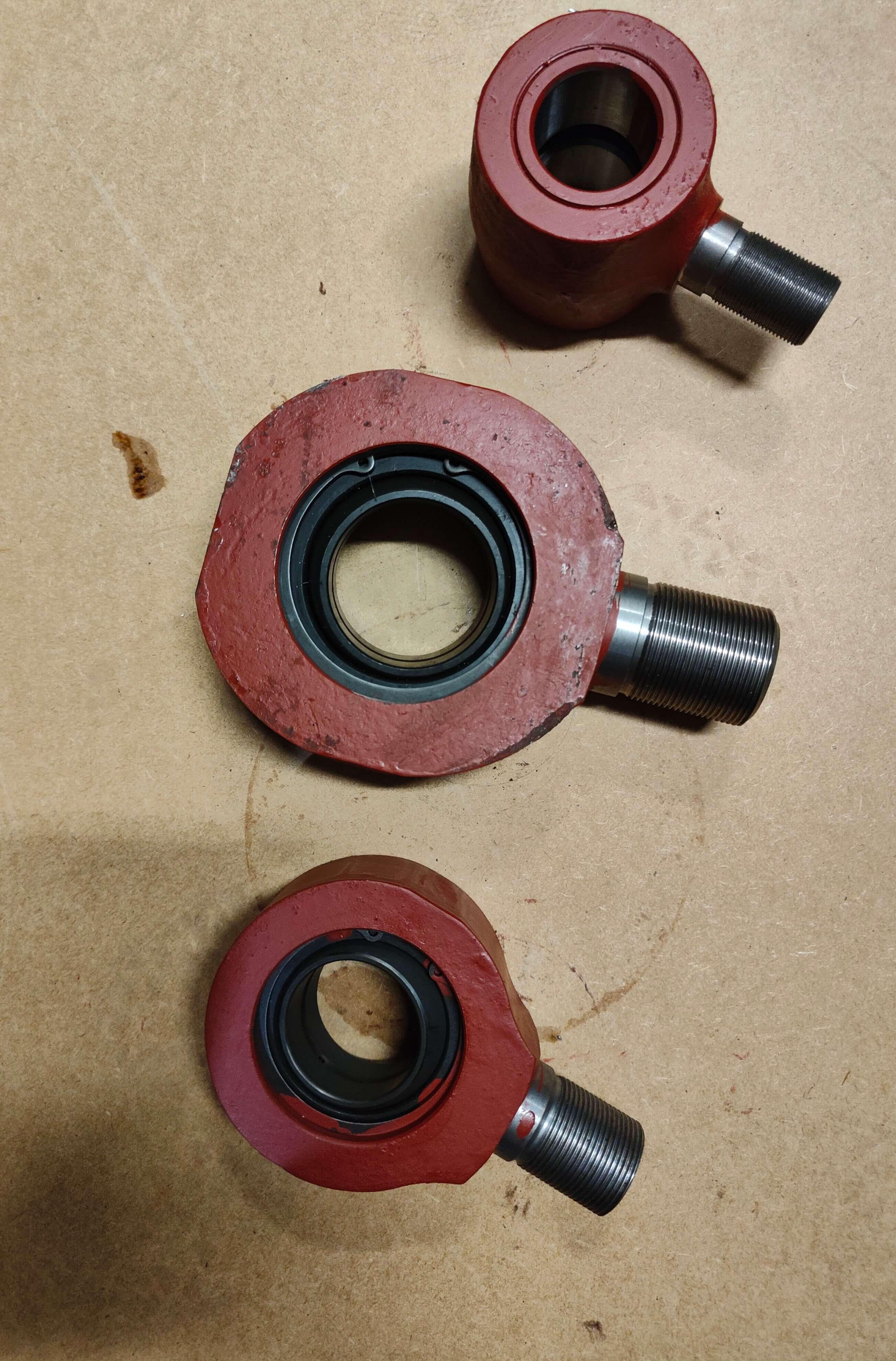 Ucha siłowników hydraulicznych z gwintem