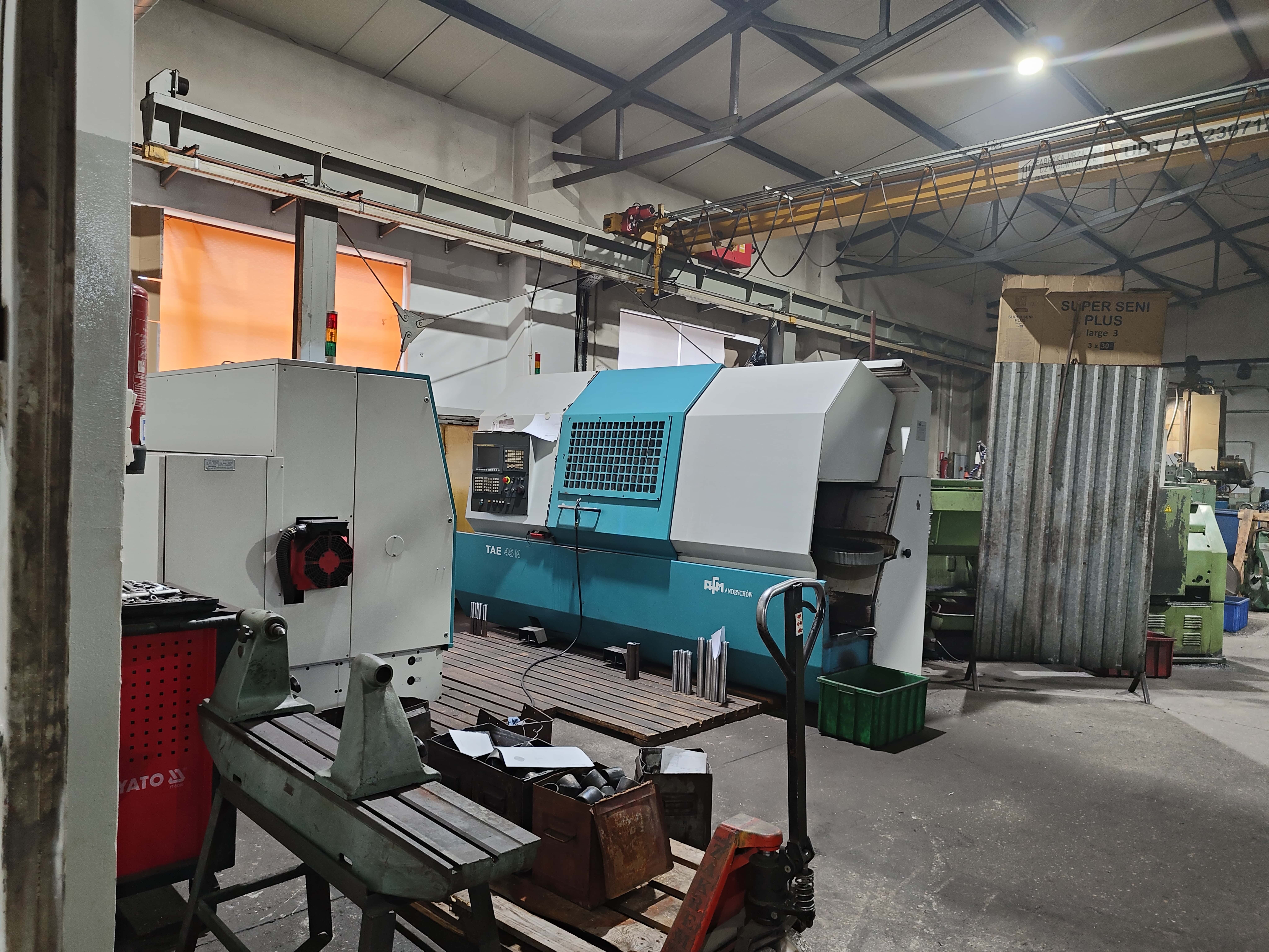 Wnętrze hali produkcyjnej z nowoczesnymi maszynami CNC